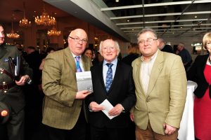 Nga e majta në të djathtë: Vincent Holmes, General Administrator i The Galway Review, Michael D. Higgins, Presidenti i Irandës dhe Ndrek Gjini, Managing Editor i The Galway Review.