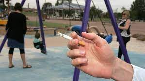 Prej sot, ndalohet me ligj duhanpirja në këndet e lojërave dhe plazhet publike