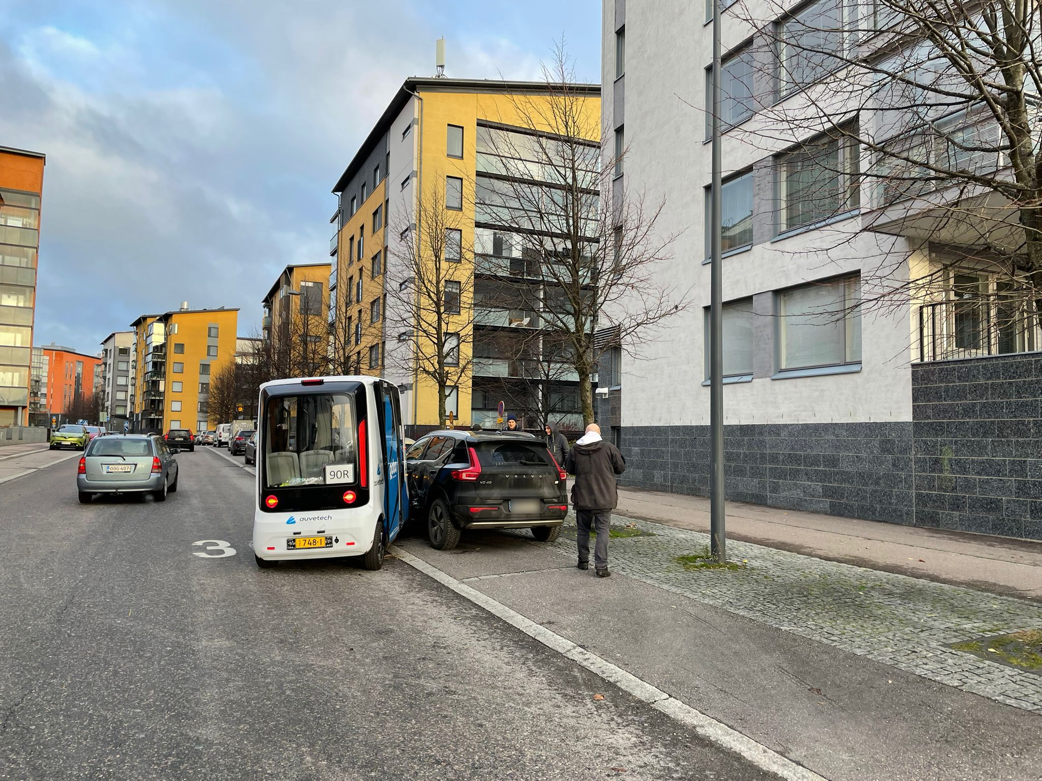 Autobuzi robot përplas makinën në Helsinki. Hetimet: Gabim njerëzor