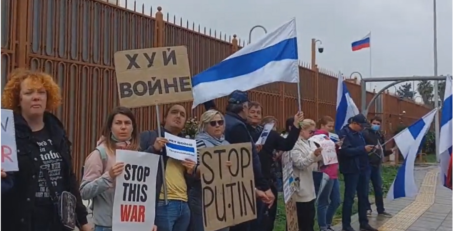 E kuqja ka vdekur! Opozita valëvit flamurin e ri bardhë e blu, kundër luftës, kundër Putin